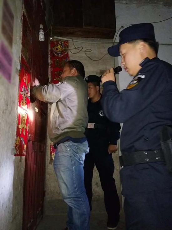 嘉义粗心妈妈误将幼女锁家中 民警全城寻开锁师傅开门